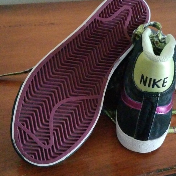 Nike Hightop Sneaker - Picture 3 of 4
